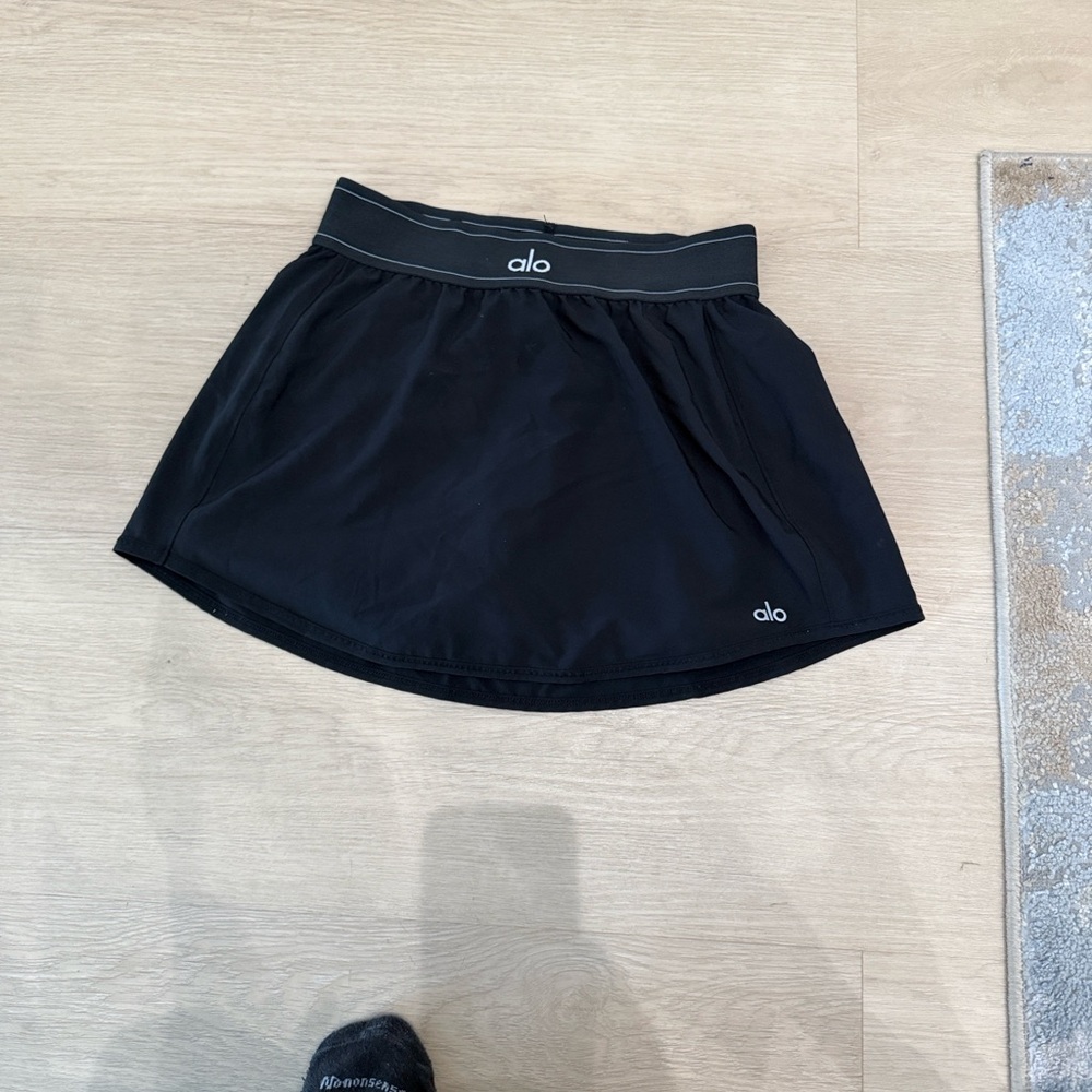 ALO Yoga Black and white Athletic Skirt. - Picture 2 of 4